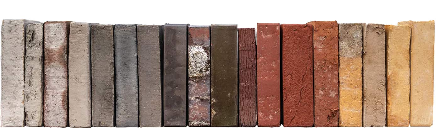 Die kreative Klinkerplatte in einer Reihe nebeneinander aufgestellt im natürlichen Farbspektrum