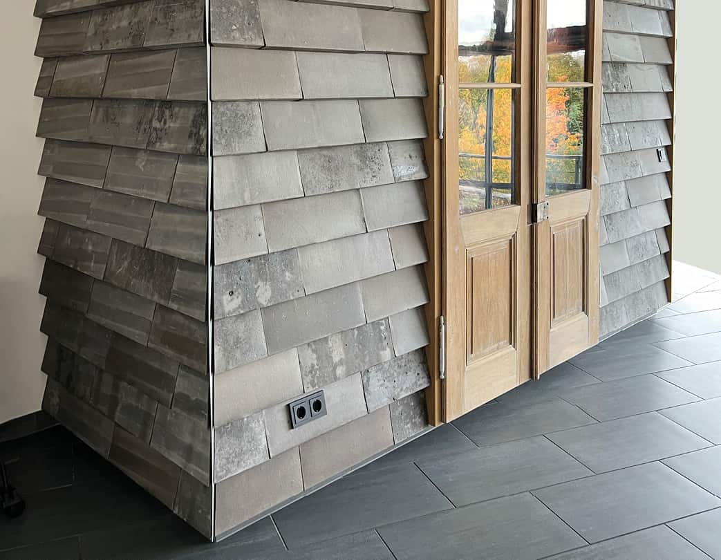 Interessante Ansicht einer CRADLETOP Wandgestaltung mit alter Holztür im Innenraum