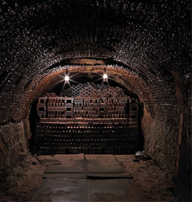 Stimmungsvoller Blick in den Ringofen der Traditionsmanufaktur Gillrath mit aufgeschichteten Klinkern